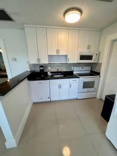 2 min walk to beach with free parking at Lauderdale 17-1 - 2