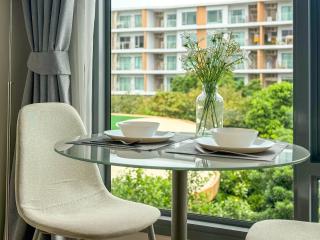 PHYLL Condo Private Beach Vibes at Central Phuket 1 BR Unique Garden View - Ban Rangeng - 4