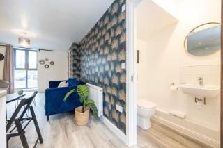 Contractors, 5 Bed, Sleeps 9, Free Parking & WiFI - Manchester - 2