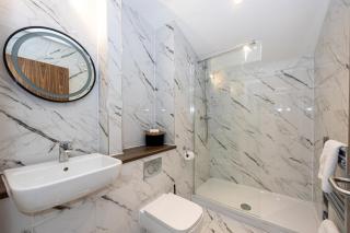 Contractors, 5 Bed, Sleeps 9, Free Parking & WiFI - Manchester - 5