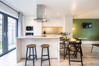 Contractors, 5 Bed, Sleeps 9, Free Parking & WiFI - Manchester - 1