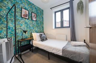 Contractors, 5 Bed, Sleeps 9, Free Parking & WiFI - Manchester - 9