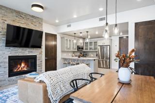 Room for 4, Modern Mountain Chic Interiors, Large Hot Tub, 5 Min Walk to Lift - 5