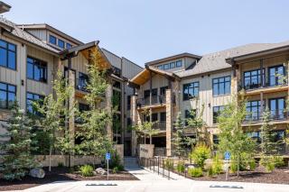 Room for 4, Modern Mountain Chic Interiors, Large Hot Tub, 5 Min Walk to Lift - 2