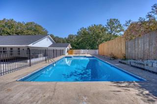 Near Botanical Garden with a Pool Charming on Charing - Columbus - 7