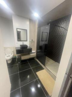 Scarlett Studios 3-US Embassy 7 mins drive- Lloyd Erskine Sandiford Centre & Ross university 5 mins drive-Only a 1 night reservation includes airport and embassy round trip - 6