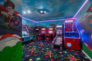 Epic 8BR Villa Free Arcade Theater Pool Spa! - Davenport - 0