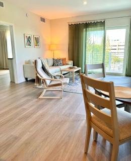 NEW Modern Condo FREE Parking & High Speed Wifi - 0