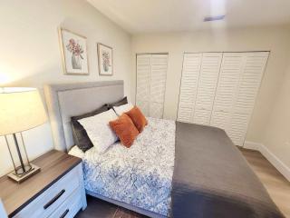 NEW Modern Condo FREE Parking & High Speed Wifi - Hollywood - 2