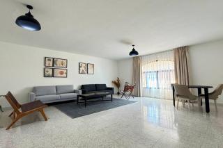 Spacious Serenity 5BR in Al Danah Near Corniche - 1