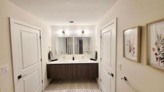 NEW Modern Condo FREE Parking & High Speed Wifi - 5