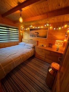 Rubys Retreat Stylish Log Cabin-Hidden Garden - 6