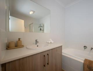 Modern Townhouse, Close to beach - Christies Beach - 3