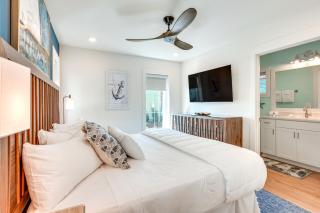 Margaritas and Parrots in PCB Beachy Bungalow! - 1