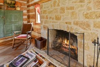 AB Butlers Dog Trot - Marshall Creek Suite - Fredericksburg - 2