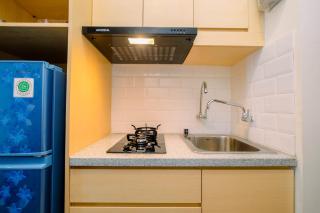 Stunning 1BR at Grand Kamala Lagoon Apartment By Travelio - Bekasi - 6