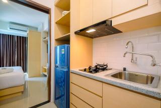 Stunning 1BR at Grand Kamala Lagoon Apartment By Travelio - Bekasi - 3