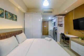 Fully Furnished with Luxury Design Studio The Oasis Apartment By Travelio - Bekasi - 9