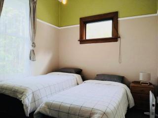 In Dunedin's Heart, Full House, Full Sun, Full Chill, Why Stay at a Hotel When You Can Afford an Entire House - Dunedin - 3