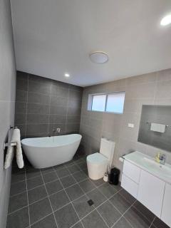 Luxury 5 Bedrooms 3 full Bathrooms home in centre of Rouse Hill - Riverstone - 8