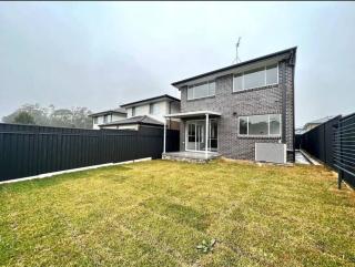 Luxury 5 Bedrooms 3 full Bathrooms home in centre of Rouse Hill - Riverstone - 5