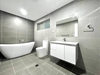 Luxury 5 Bedrooms 3 full Bathrooms home in centre of Rouse Hill - Riverstone - 2