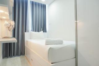 Fully Furnished with Comfortable Design 2BR Harco Mangga Besar Apartment By Travelio - 5