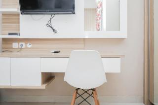 Simply Strategic and Comfy Studio Paramount Skyline Apartment By Travelio - Tangerang - 5