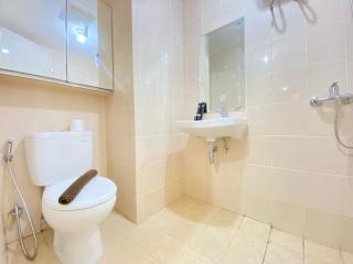 Classy Chic Studio Room at Apartment Parahyangan Residence Bandung By Travelio - Bandung - 4