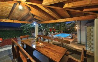 Four-Bedroom Holiday Home In Kastel Gomilica - 2