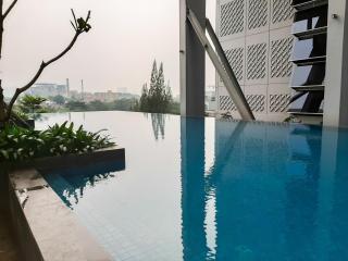 Comfortable and High Floor 1BR Paddington Heights Apartment By Travelio - Tangerang - 6