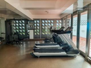 Comfortable and High Floor 1BR Paddington Heights Apartment By Travelio - Tangerang - 5