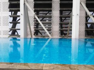 Comfortable and High Floor 1BR Paddington Heights Apartment By Travelio - Tangerang - 4