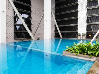 Comfortable and High Floor 1BR Paddington Heights Apartment By Travelio - Tangerang - 3