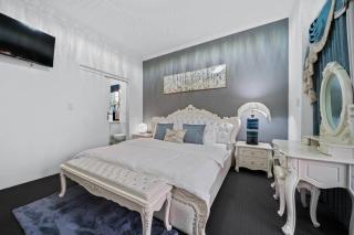 Luxury Villa 3BR 3Bath, Free Parking, Walk to Cafés, Shops & Train, Near City - 9