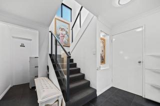 Luxury Villa 3BR 3Bath, Free Parking, Walk to Cafés, Shops & Train, Near City - 2