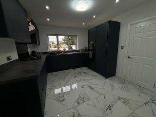 Large 5bed - Contractors Welcome - Ample Parking - New Waltham - 0