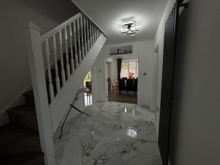 Large 5bed - Contractors Welcome - Ample Parking - New Waltham - 1