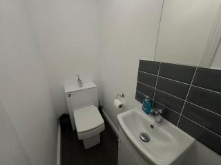 Large 5bed - Contractors Welcome - Ample Parking - New Waltham - 2