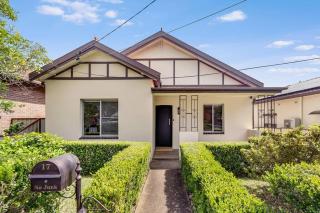 Spacious 3-Bedroom Family Home in Concord's Heart! - Sydney - 3