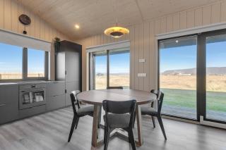 Cozy 3BR Family Home with Hot Tub & Scenic Views - Selfoss - 7