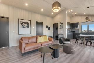 Cozy 3BR Family Home with Hot Tub & Scenic Views - Selfoss - 1