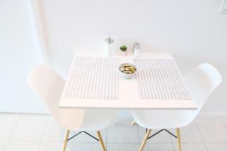 City View Towers - Steps to CN Tower - Pool & Hot tub - Free Parking - 1