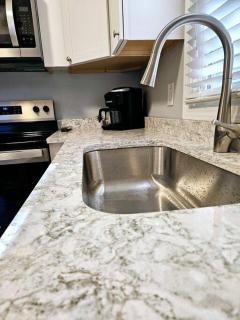Madrona's Park Circle Place- Fenced & Convenient - Charleston - 2