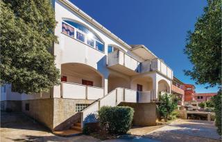 Stunning Apartment In Mandre With Wifi - 0