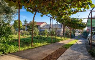1 Bedroom Gorgeous Apartment In Lovran - 2