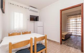 Stunning Apartment In Mandre With Wifi - 8