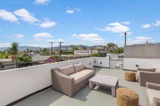 Spacious 4BR Townhouse with Free Parking and Rooftop - Los Angeles - 4