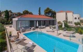 Beach Front Home In Sutivan - 9