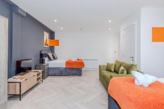 1-Bedroom with Balcony l Steps from Brighton Beach - Brighton & Hove - 6